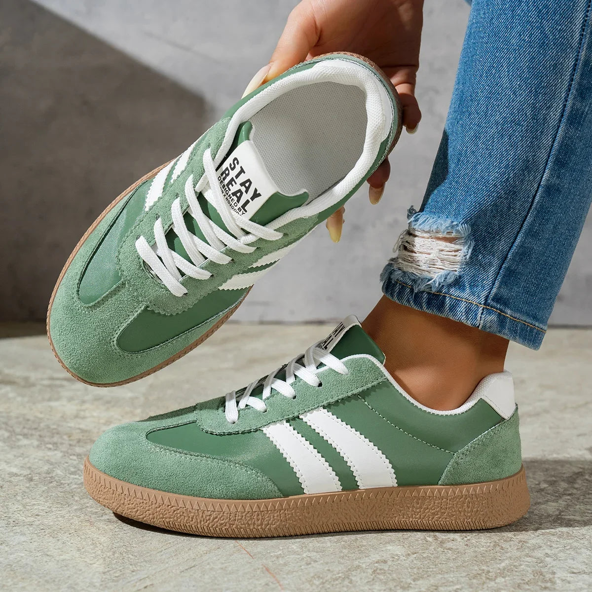 Women's platform sneakers with air cushioning, made of breathable mesh, ideal for casual walks, the gym, and perfect for everyday wear. Fashion, comfort, and versatility in one shoe.
