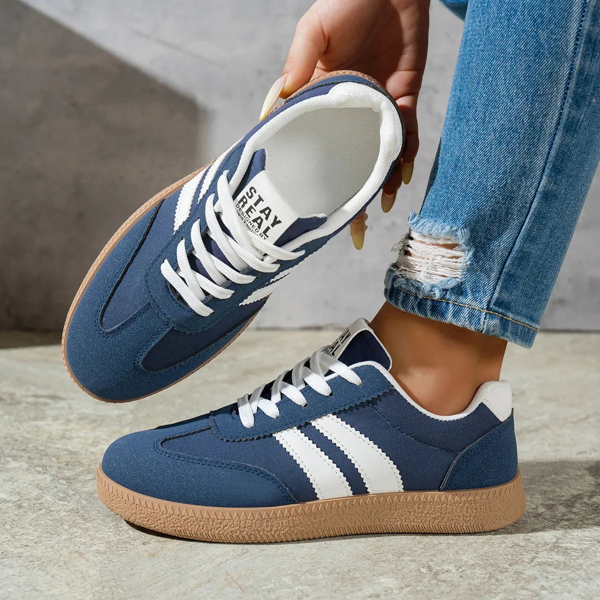 Women's platform sneakers with air cushioning, made of breathable mesh, ideal for casual walks, the gym, and perfect for everyday wear. Fashion, comfort, and versatility in one shoe.